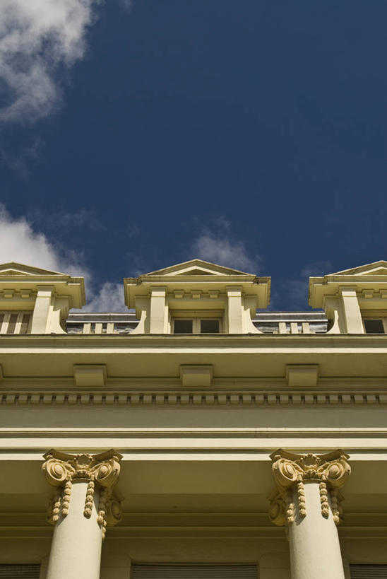 无人,银行,竖图,室外,白天,仰视,重复,建筑,巴西,柱子,云,天空,南美,金融,摄影,南美洲,拉丁美洲,美洲,巴西联邦共和国,亚美利加洲,南亚美利加洲,南大河州,南里奥格兰德州,彩图,低角度拍摄