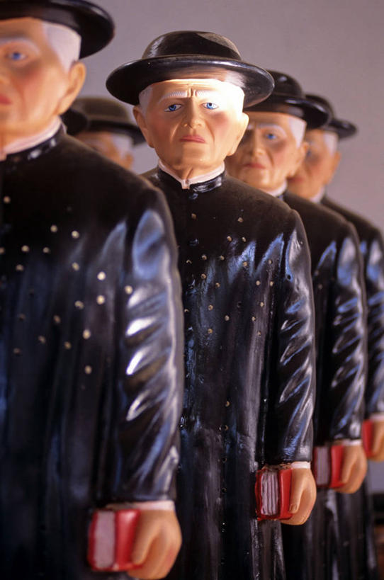 西方人,成年人,竖图,室内,白天,雕塑,巴西,欧洲,欧洲人,一排,整齐,标志,草帽,雕像,符号,许多人,历史,标识,排列,一群人,南美,摄影,宗教,生活方式,纪念,留念,南美洲,拉丁美洲,队列,美洲,怀念,巴西联邦共和国,亚美利加洲,南亚美利加洲,圣保罗,性别符号,塞阿拉,塞阿拉州,塞阿腊,巴西文化,男人,白种人,彩图,男性符号,传统文化,白色人种,高加索人种,欧罗巴人种