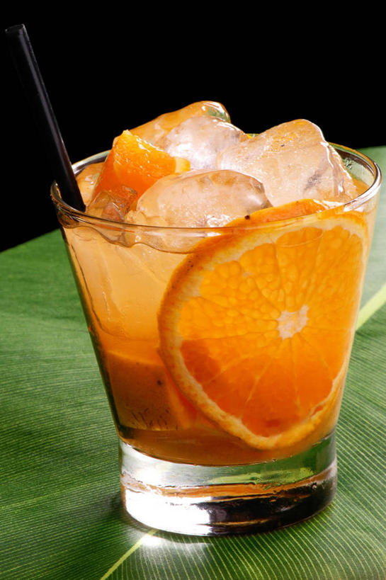 西方人,无人,竖图,柑橘,水果,巴西,欧洲,欧洲人,黑色背景,新鲜,冰,生食,食品,果实,酒类,杯,酒,食物,饮料,摄影,有机食品,绿色食品,生活方式,香蕉叶,柑桔,白种人,橘子,桔子,彩图,影棚拍摄,大红蜜橘,大红袍,红橘,黄橘,宽皮橘,盖比丽娜酒,传统文化,白色人种,高加索人种,欧罗巴人种