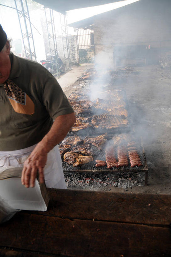 成年人,一个人,站,吸烟,竖图,室内,白天,烧烤,阿根廷,仅一个男性,准备,围裙,肉,香肠,首都,热,休闲装,饮食,放松,摄影,膳食,西班牙香肠,烤肉架,布宜诺斯艾利斯,彩图