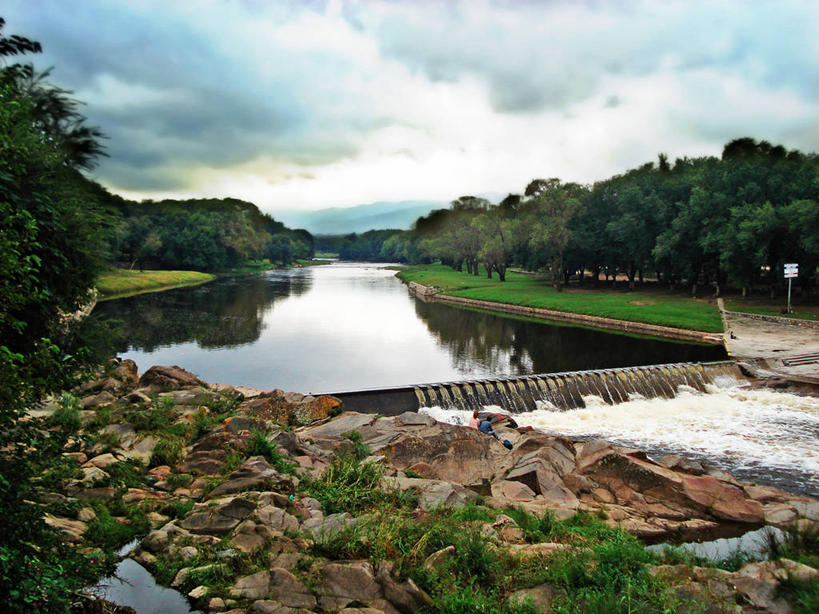 公园,横图,俯视,室外,白天,石头,水,植物,朦胧,模糊,反射,地平线,云,辽阔,地面,水坝,树,天空,自然,广阔,摄影,宁静,一望无际,环境,延伸,环境保护,天地相交,敲诊槌,水力发电,无边无际,一马平川,岩石,彩图,高角度拍摄