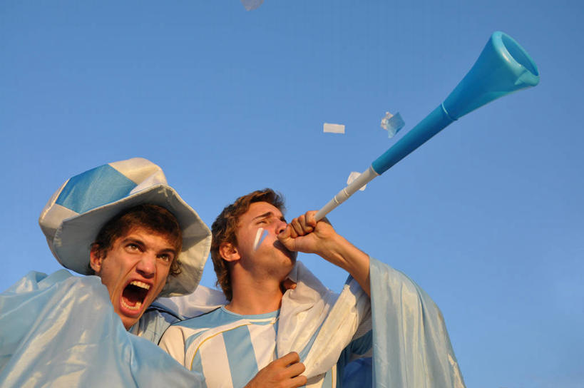 西方人,成年人,两个人,横图,白天,快乐,幸福,成功,阿根廷,欧洲,欧洲人,大喊,摄影,足球运动,男人,年轻男性,白种人,年轻人,休闲活动,彩图