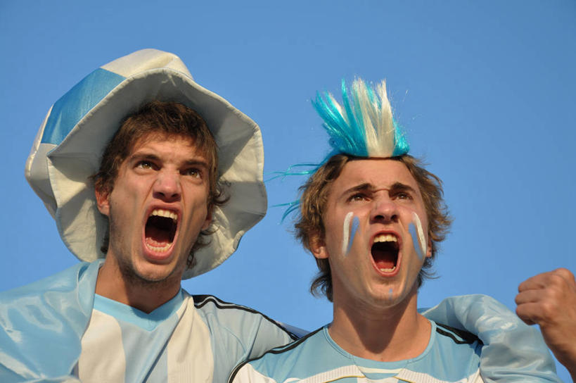 西方人,成年人,两个人,横图,白天,快乐,友谊,幸福,成功,阿根廷,欧洲,欧洲人,大喊,摄影,足球运动,男人,年轻男性,白种人,年轻人,休闲活动,彩图