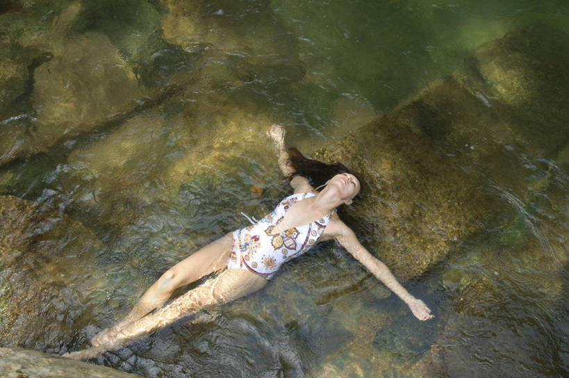 西方人,成年人,腿,头发,横图,室外,性感,纯洁,河流,森林,水,欧洲,欧洲人,伸展,湿,裤子,花,绿色,自然,春天,夏天,健康,放松,活力,伸手,人体,摄影,协调,年龄,清新,紧身裤,肖像,纯净,四肢,女人,女性,白种人,手臂,彩图,美人