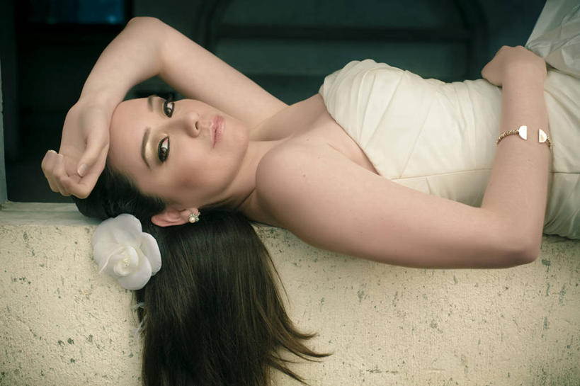 成年人,前额,一个人,夫妻,妻子,新娘,躺,微笑,横图,婚纱,爱情,婚礼,墨西哥,仅一个年轻女性,仅一个女性,仅一个人,正装,庆祝,盛开,浪漫,花蕾,花,花瓣,花朵,鲜花,一朵,彩妆,花苞,花蕊,靠,靠着,恩爱,人体,恋人,摄影,手镯,北美,拉丁美洲,肖像,耳饰,四肢,墨西哥文化,开端,年轻女性,女人,女性,年轻人,手臂,长发,直发,夫妇,情侣,彩图,伴侣,传统文化,美人