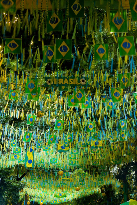 无人,竖图,彩色,室外,夜晚,仰视,重复,国旗,巴西,一排,许多,吊挂,悬挂,丰富,庆祝,整齐,文字,缎带,很多,挂,排列,黄色,绿色,南美,摄影,五颜六色,英文字母,色彩斑斓,拉丁美洲,队列,里约热内卢,身份,五彩缤纷,爱国主义,里约热内卢州,五彩斑斓,五光十色,巴西文化,足球运动,彩图,低角度拍摄,巴西国旗,传统文化,燕尾旗,2010年世界杯足球赛