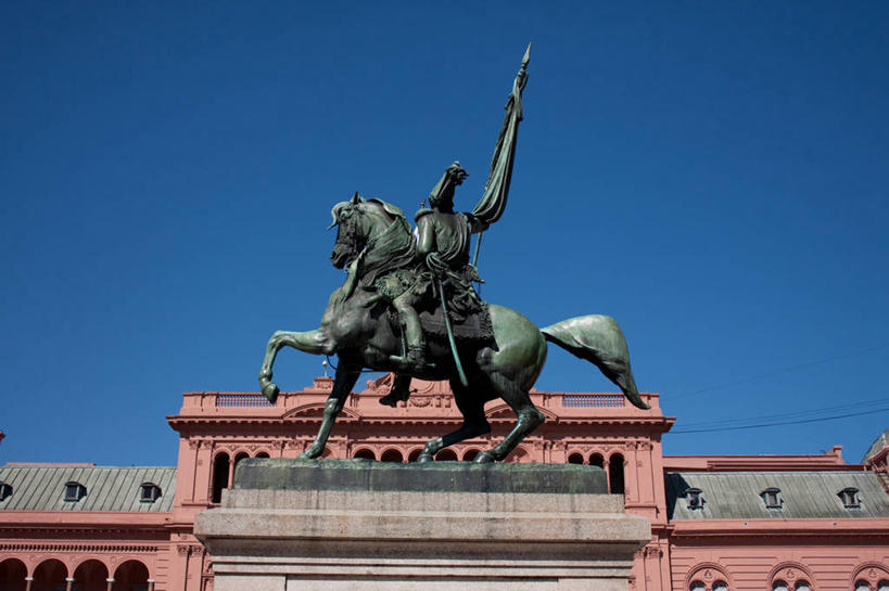 无人,横图,室外,白天,仰视,建筑,马,雕塑,阿根廷,标志,雕像,符号,首都,历史,标识,天空,地标建筑,南美,摄影,纪念,留念,政府大楼,拉丁美洲,记忆,怀念,荣誉,矛,总统府,性别符号,英雄,布宜诺斯艾利斯,彩图,低角度拍摄,国家纪念碑,男性符号,传统文化,过去