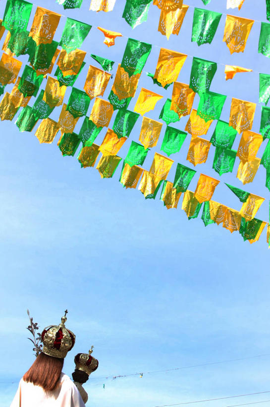 成年人,脸,头,脸颊,两个人,竖图,室外,白天,墨西哥,哥斯达黎加,一排,表演,吊挂,悬挂,朦胧,模糊,庆祝,整齐,装饰,首都,挂,肩膀,排列,背面,黄色,绿色,天空,剪纸,摄影,女王,北美,北美洲,国王,拉丁美洲,队列,美洲,皇室,北亚美利加洲,亚美利加洲,哥斯达黎加共和国,哈利斯科州,圣何塞,圣何塞市,墨西哥文化,异性恋,男人,女人,头部,长发,脸部,脸蛋,面部,王冠,彩图,传统服装,伴侣,传统文化,传统节日