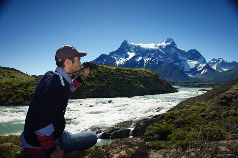 成年人,一个人,蹲,横图,室外,白天,旅游,度假,湖,石头,美景,山,山脉,水,雪山,智利,仅一个男性,仅一个人,行人,游客,游人,地形,河岸,景观,拿着,休闲装,娱乐,路人,旅客,仅一个年轻男性,自然,享受,休闲,景色,南美,放松,摄影,享乐,拉丁美洲,岩层,自然风光,万里无云,双筒望远镜,巴塔哥尼亚,过客,百内国家公园,冒险,男人,男性,年轻男性,年轻人,岩石,彩图,旅行,澎湖