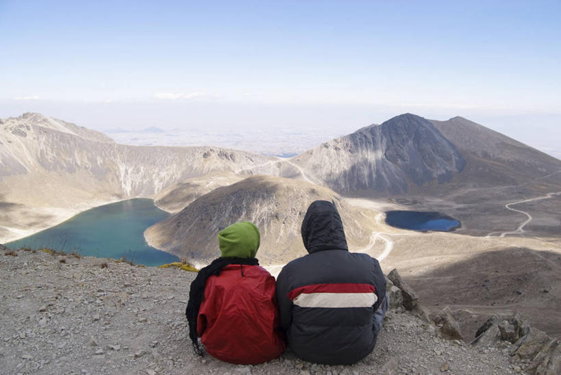 两个人,攀登,横图,室外,白天,旅途,湖,火山,山,墨西哥,地形,火山口,高处,自然,看,寒冷,人体,摄影,后背,拉丁美洲,挑战,潟湖,休眠火山,岩石,爬山,彩图