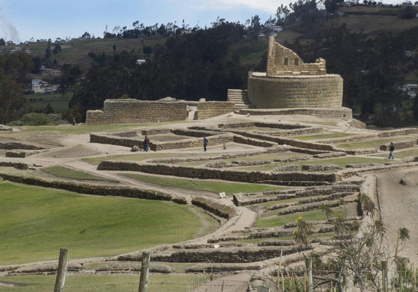 三个人,横图,俯视,室外,白天,旅游,建筑,厄瓜多尔,行人,游客,游人,朦胧,模糊,历史,石墙,路人,旅客,废墟,草,南美,摄影,宁静,考古学,太阳神庙,拉丁美洲,古文明,印加帝国,古代文明,过客,彩图,高角度拍摄,帝国,过去