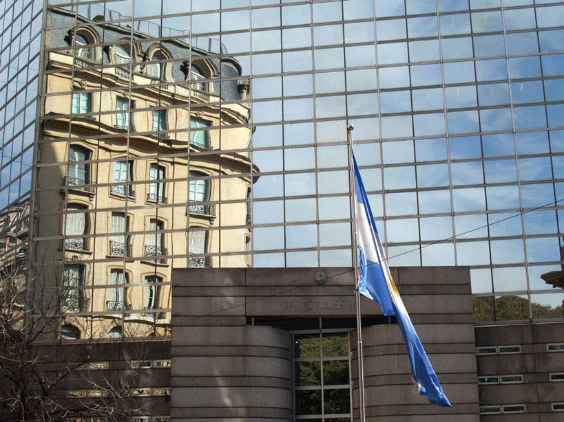 无人,横图,室外,白天,仰视,镜子,门,城市,建筑,国旗,阿根廷,反射,首都,现代,办公大楼,南美,摄影,宁静,政府大楼,拉丁美洲,政府,身份,反差,爱国主义,布宜诺斯艾利斯,彩图,低角度拍摄,全画面,全框架,全帧,阿根廷国旗,全画幅