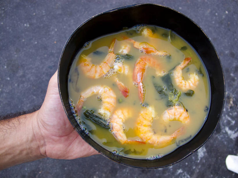 成年人,手,一个人,横图,俯视,特写,巴西,仅一个男性,朦胧,模糊,虾,拿着,饮食,碗,南美,人体,摄影,口香糖,拉丁美洲,清新,上菜,马瑙斯,巴西文化,男人,海产,彩图,高角度拍摄,传统文化