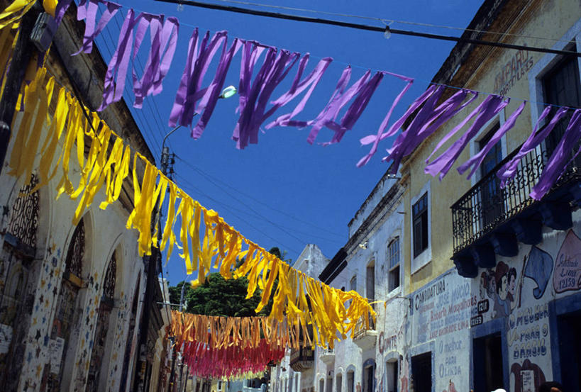 无人,横图,彩色,室外,白天,仰视,建筑,巴西,狂欢节,许多,吊挂,悬挂,庆祝,装饰,很多,挂,黄色,紫色,南美,摄影,五颜六色,色彩斑斓,拉丁美洲,五彩缤纷,五彩斑斓,五光十色,巴西文化,彩图,低角度拍摄,传统文化,燕尾旗,传统节日