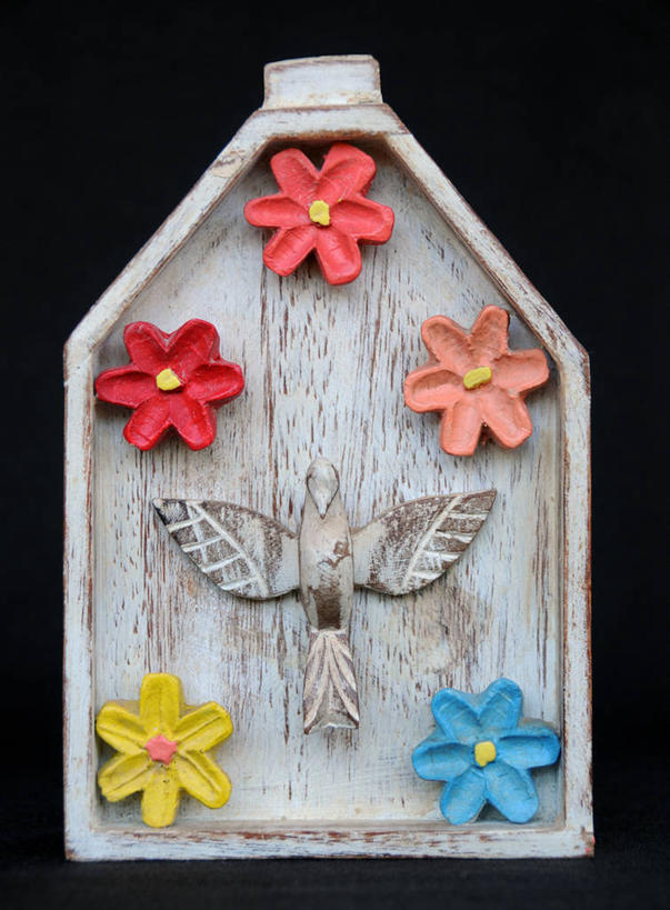 无人,竖图,特写,正面,巴西,黑色背景,斑鸠,鸟类,符号,陶瓷制品,花,一个,工艺品,陶器,南美,摄影,单个,基督教,拉丁美洲,圣保罗州,美术工艺,巴西文化,彩图,影棚拍摄,传统文化