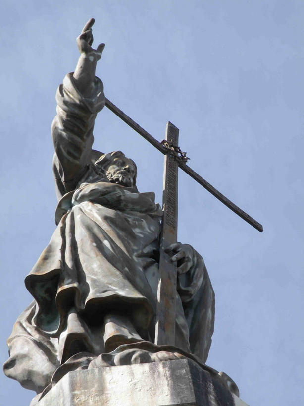 无人,竖图,室外,白天,仰视,雕塑,阿根廷,蓝色背景,十字形,标志,雕像,符号,标识,天空,手势,南美,摄影,宗教,基督,基督教,拉丁美洲,天主教,耶稣,救世主,性别符号,基利斯督,弥赛亚,默西亚,萨尔塔省,彩图,低角度拍摄,男性符号,打手势,传统文化