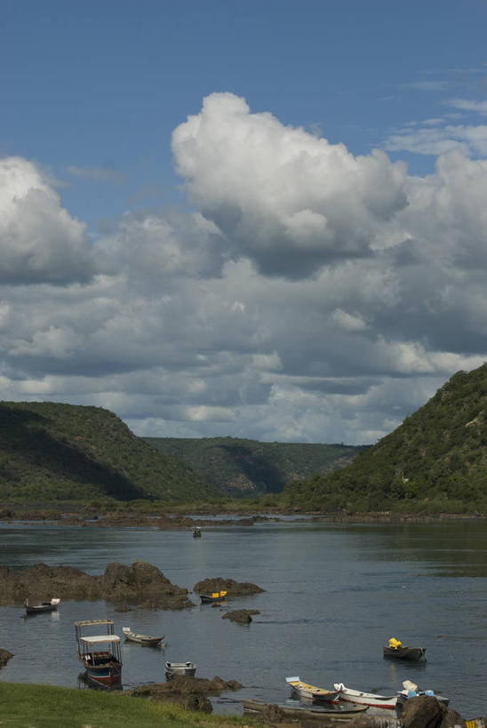 无人,竖图,俯视,室外,白天,旅游,度假,河流,美景,山,水,船,巴西,停靠,地形,景观,云,历史,娱乐,风景,天空,自然,享受,休闲,景色,南美,放松,摄影,宁静,拉丁美洲,停泊,自然风光,水虎鱼,阿拉戈斯,巴西文化,彩图,高角度拍摄