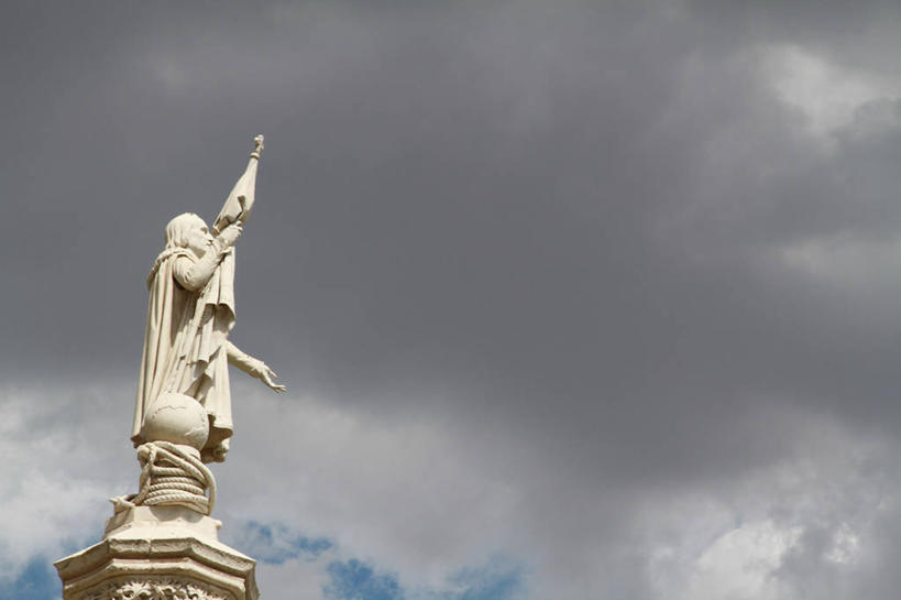 成年人,无人,横图,白天,留白,仰视,城市,街道,金属制品,雕塑,日光,西班牙,欧洲,艺术,雕像,云,首都,历史,蓝色,天空,马德里,摄影,手艺,青铜,哥伦布,美术工艺,男人,彩图,低角度拍摄