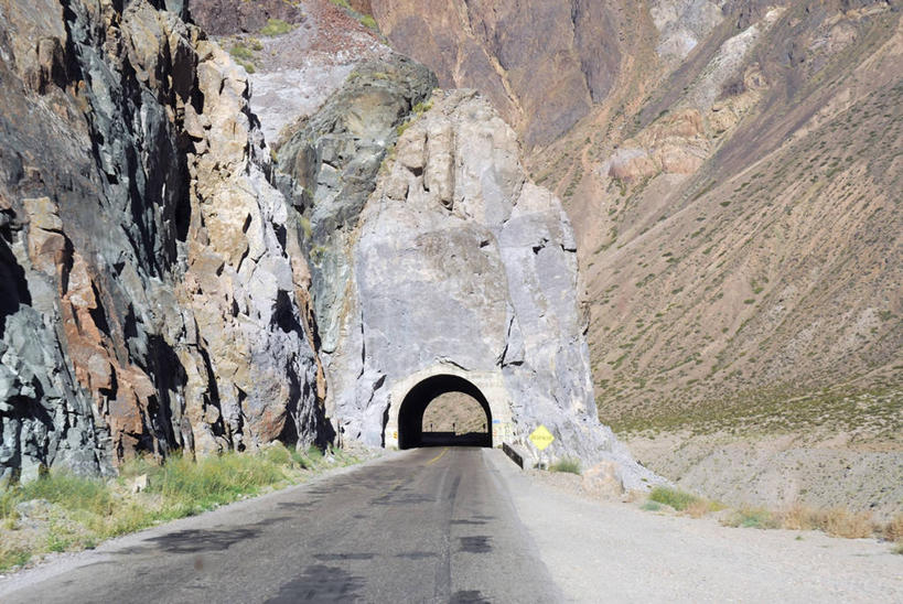 无人,横图,全景,室外,白天,旅游,度假,美景,山,山脉,路,阿根廷,隧道,地形,景观,田地,风景,自然,景色,南美,运输,摄影,岩层,自然风光,视角,安地斯山脉,门多萨,岩石,彩图,旅行