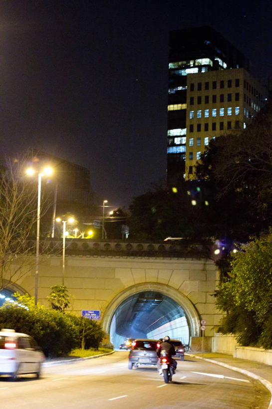 竖图,俯视,航拍,室外,夜晚,隧道,光,交通,背面,驾驶,摄影,迅速,鸟瞰,圣保罗,彩图,高角度拍摄