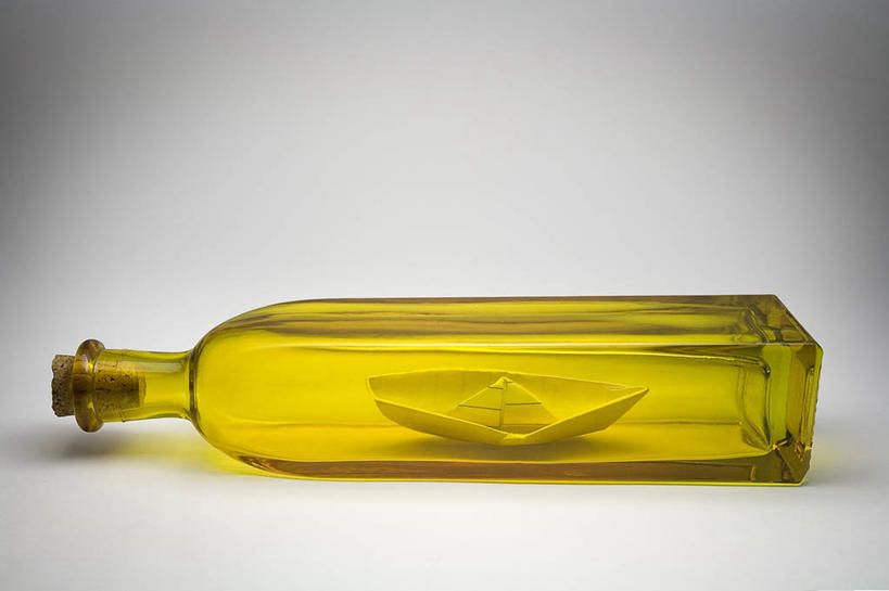 无人,横图,室内,白色背景,船,玻璃,透明,软木塞,装饰品,黄色,白色,瓶子,运输,摄影,保护,彩图,影棚拍摄,瓶中船