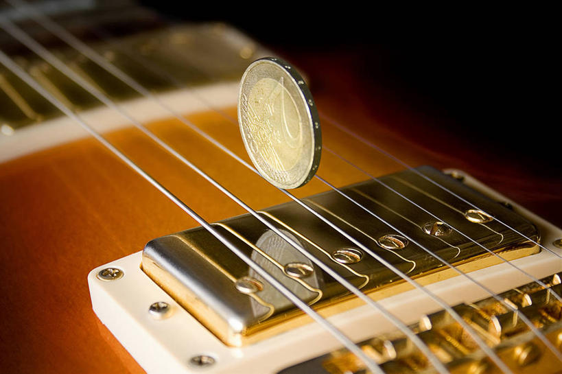 无人,横图,室内,特写,钱,黑色背景,钱币,吉他,弦乐器,欧元,音乐,黑色,平衡,财富,金融,摄影,经济,流通,贸易,货币,现金,硬币,彩图,影棚拍摄