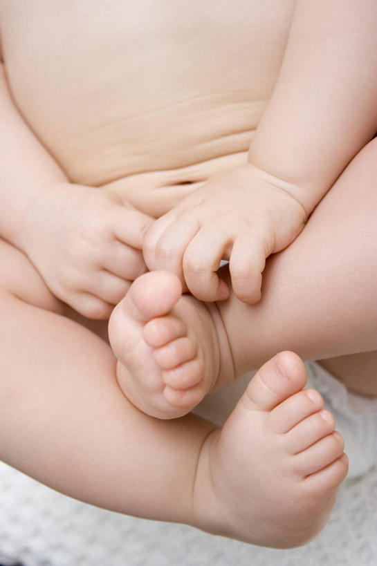 婴儿,儿童,裸体,一个人,坐,竖图,特写,纯洁,花,赤脚,放松,可爱,童年,童趣,人体,摄影,足,童真,烂漫,无邪,天真,彩图