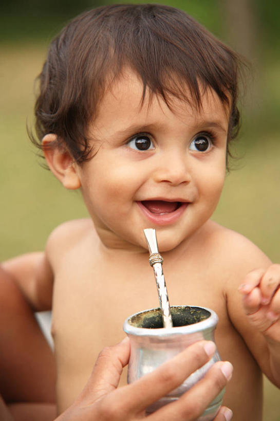 西方人,婴儿,儿童,脸,头,脸颊,手,裸体,一个人,两个人,微笑,竖图,室外,特写,白天,正面,快乐,纯洁,阿根廷,欧洲,欧洲人,仅一个人,喝,饮品,饮食,肩膀,饮料,小孩,看,思考,南美,可爱,童年,童趣,人体,摄影,活泼,生长,享乐,可口,宝宝,肖像,童真,纯真,烂漫,无邪,热饮,适口,开端,马黛茶,伶俐,天真,男性,白种人,孩子,头部,脸部,脸蛋,面部,彩图,白色人种,高加索人种,欧罗巴人种