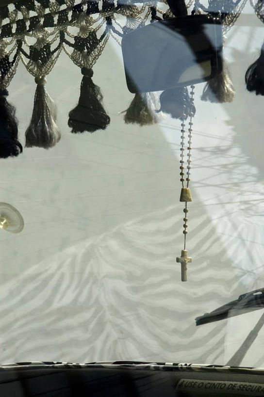 无人,竖图,安全,窗户,镜子,巴西,吊挂,悬挂,节日,装饰,反射,挡风玻璃,十字架,雨刷器,雨刷,挂,文化,祈祷,健康,南美,许愿,运输,摄影,宗教,后视镜,信仰,纪念,部分,祈求,雨刮器,镜像,基督教,贫穷,生命,镜面,天主教,宗教用品,念珠,光学,马瑙斯,灵性,想法,刮雨器,念佛珠,数珠,诵珠,平安,彩图,社会问题,玫瑰经,圣母圣咏