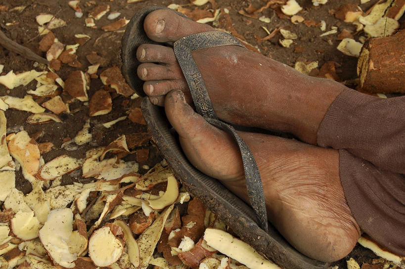 腿,一个人,横图,俯视,室外,特写,白天,鞋子,叶子,根部,放松,人体,摄影,生活方式,部分,四肢,双腿交叉,彩图,高角度拍摄,传统文化