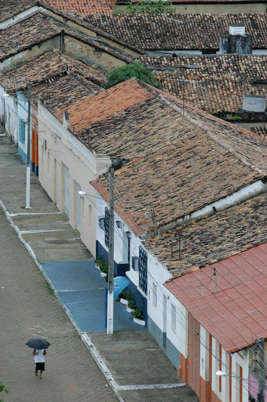 一个人,竖图,俯视,室外,白天,建筑,街道,短裤,朦胧,模糊,伞,房屋,屋顶,拿着,摄影,步行,彩图,高角度拍摄,旅行