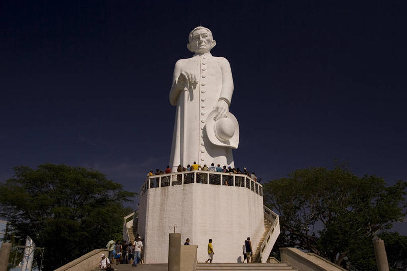 人群,横图,室外,白天,仰视,旅游,度假,雕塑,巴西,标志,雕像,符号,许多人,标识,树,天空,地标建筑,一群人,南美,摄影,宗教,南美洲,拉丁美洲,美洲,万里无云,巴西联邦共和国,亚美利加洲,南亚美利加洲,性别符号,塞阿拉,塞阿拉州,塞阿腊,圣人,灵性,步行,彩图,低角度拍摄,旅行,男性符号,传统文化
