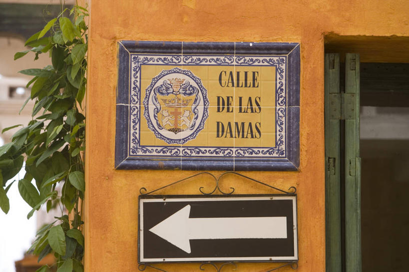 无人,横图,室外,特写,白天,通讯,建筑,指示牌,哥伦比亚,吊挂,悬挂,标志,文字,墙,挂,方向,标识,箭头,灯,南美,摄影,指导,英文字母,指向,卡塔赫纳,簇,想法,彩图,旅行