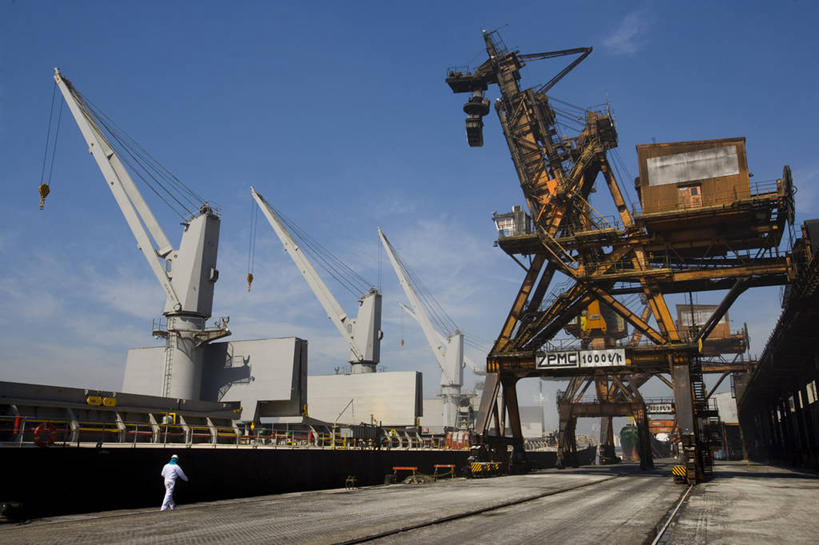 一个人,码头,横图,室外,白天,技术,港口,建筑,巴西,朦胧,模糊,设备,施工,工人,天空,交通工具,机械,起重机,南美,工业,运输,摄影,工程,货运,载具,货船,圣保罗,桑托斯,工作车,施工车,员工,步行,彩图,摆渡口,埠头,渡口,渡头,港湾,海港,货运码头,口岸,商港,匠人,劳动者,体力工,海上运输