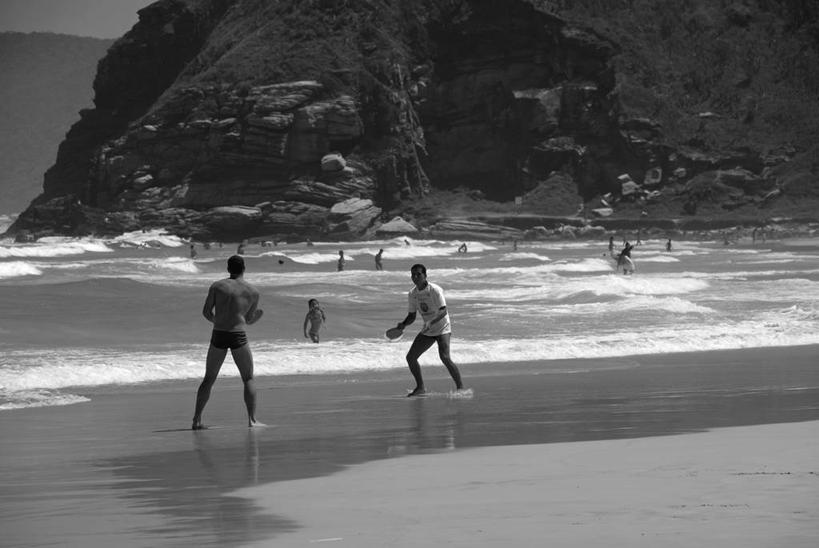 西方人,成年人,两个人,站,横图,黑白,室外,白天,度假,运动,海浪,海洋,山,水,巴西,欧洲,欧洲人,沙子,河岸,水边,裸露,纺织,衣服,波浪,夏天,看,南美,乐趣,摄影,享乐,裸,里约热内卢州,网球运动,男人,年轻男性,白种人,年轻人,海滩,岩石,旅行,欢乐,白色人种,高加索人种,欧罗巴人种