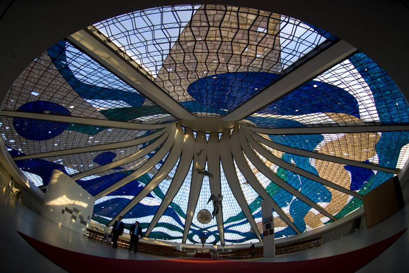 西方人,人群,建筑师,横图,室内,白天,建筑,雕塑,巴西,欧洲,欧洲人,天使,套装,节日,朦胧,模糊,雕像,十字架,长椅,首都,破坏,文化,现代,破损,座位,衣服,看,祈祷,健康,虚构,南美,颜色,许愿,摄影,宗教,信仰,纪念,祈求,损坏,南美洲,基督教,拉丁美洲,天主教,美洲,宗教用品,巴西联邦共和国,首府,亚美利加洲,南亚美利加洲,联邦区,巴西利亚,彩色玻璃,巴西里亚,奥斯卡.尼迈耶,尼迈耶,平安,白种人,步行,彩图,大教堂,巷