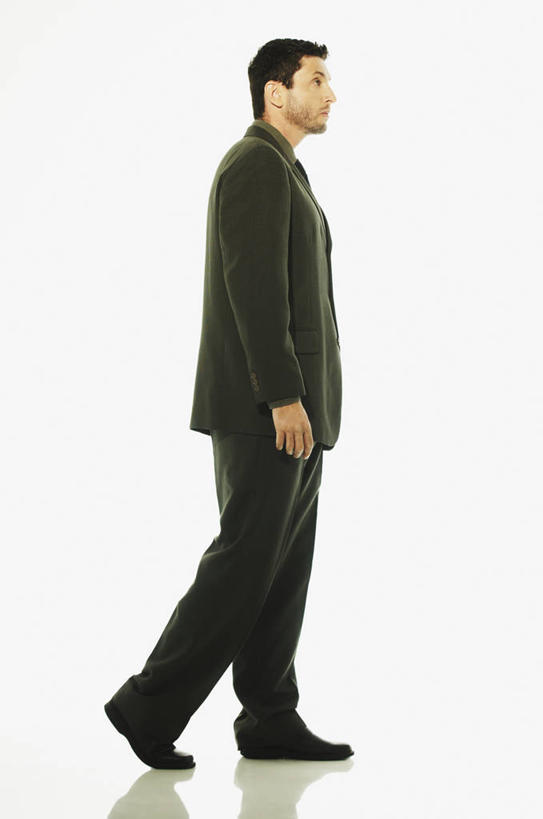 成年人,一个人,竖图,室内,侧面,仅一个男性,仅一个人,套装,反射,仅一个年轻男性,衣服,看,思考,摄影,男人,男性,年轻男性,年轻人,步行,彩图,影棚拍摄