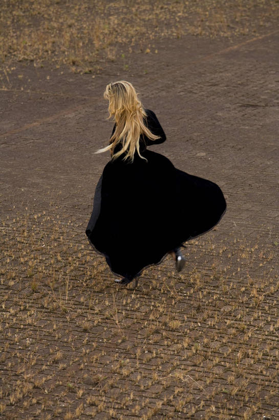 成年人,头发,一个人,跑,竖图,俯视,室外,白天,仅一个女性,休闲装,背面,衣服,黑色,金色,活力,摄影,动作,寡妇,彩图,高角度拍摄