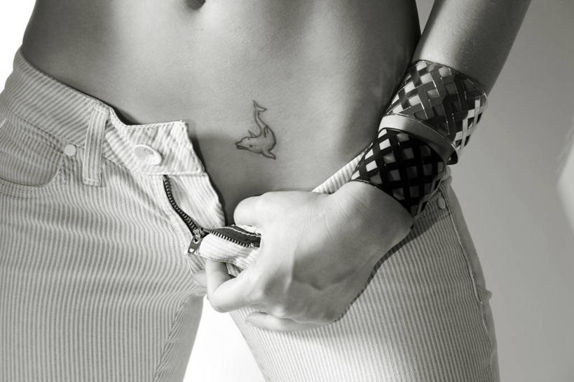 成年人,一个人,站,横图,特写,时尚,性感,仅一个女性,裤子,拿着,纹身,脱,摄影,彩图