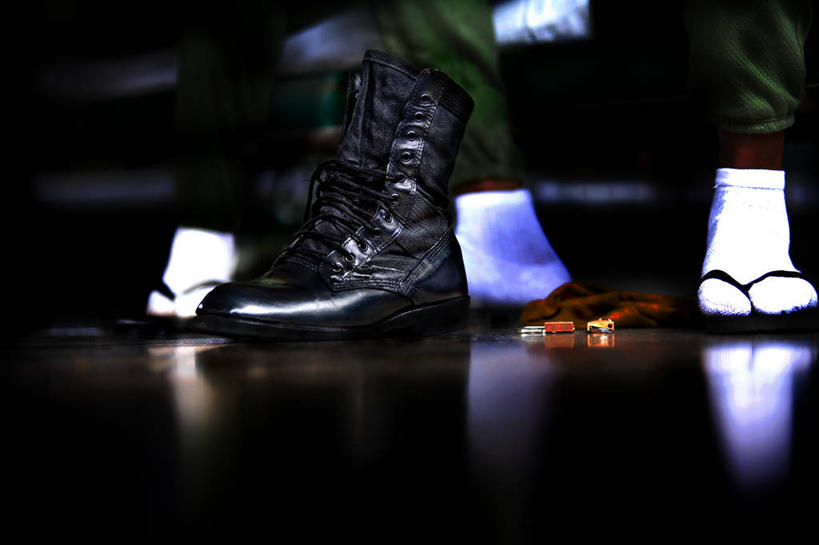 腿,一个人,横图,室内,凉鞋,鞋子,军事,反射,袜子,靴子,舒服,放松,人体,摄影,部分,四肢,彩图,夹趾拖鞋,人字拖,人字拖鞋