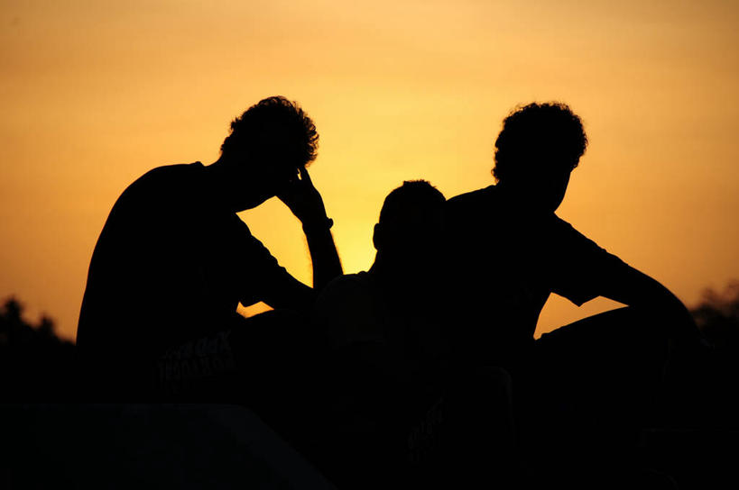 脸,头,脸颊,三个人,坐,横图,室外,友谊,日落,巴西,连接,朦胧,模糊,并排,拿着,托腮,肩膀,背面,天空,黄昏,看,思考,橙色,南美,放松,摄影,南美洲,拉丁美洲,近景,美洲,剪影,逆光,巴西联邦共和国,亚美利加洲,南亚美利加洲,马拉尼昂,马拉尼昂州,头部,脸部,脸蛋,面部,半身,彩图,挨着