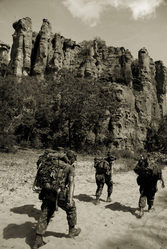 四个人,竖图,黑白,室外,白天,制服,旅游,度假,竞争,美景,巴西,士兵,对抗,阴影,朦胧,模糊,冲突,军事,包,沙子,景观,悬崖,云,训练,拿着,娱乐,树,背面,天空,自然,享受,休闲,鸭舌帽,景色,南美,放松,战争,服务,摄影,环境,练习,岩层,对立,矛盾,运送,自然风光,军服,荣誉,背包客,狙击手,军队,敌对,挫败,斗争,抗拒,抗衡,战役,责任,巴伊亚州,岩石,伞兵,步行,旅行