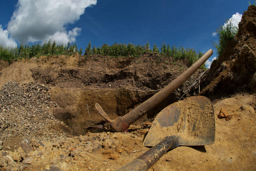 无人,横图,室外,白天,仰视,旅游,度假,建筑业,美景,山,巴西,铲子,工具,景观,泥土,云,娱乐,树,天空,自然,享受,休闲,景色,南美,放松,摄影,石油工业,泥,宝石,自然风光,毁灭,鹤嘴斧,矿物质,岩石,彩图,低角度拍摄,斧,贵重宝石