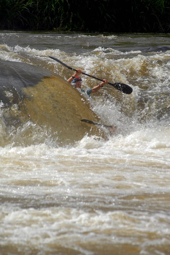 皮划艇,一个人,竖图,室外,白天,探险,风险,河流,巴西,朦胧,模糊,拿着,极限运动,自然,南美,摄影,漂流,桨,环境,里约热内卢,里约热内卢州,冒险,彩图,旅行,皮船,充气艇