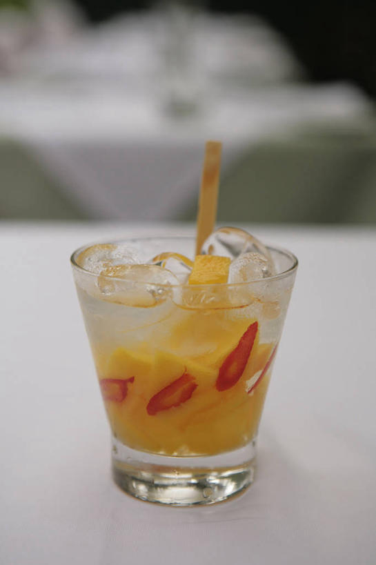 无人,竖图,室外,特写,白天,餐具,牙签,冰块,酒类,饮食,酒,饮料,黄色,寒冷,摄影,清新,取食签,玻璃杯,彩图,盖比丽娜酒,人造冰