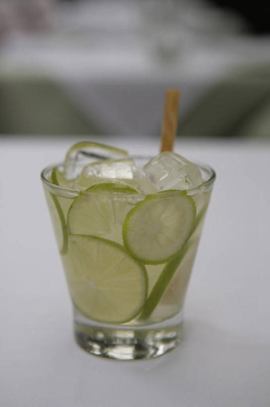 点心,面包,无人,竖图,室外,特写,白天,柠檬,餐具,切开,牙签,冰块,食品,面点,酒类,吐司,饮食,酒,食物,糕点,饮料,切,寒冷,摄影,法式面包,清新,剖面,吐司面包,切面,柑橘属,取食签,玻璃杯,彩图,多士,听型面包,盖比丽娜酒,人造冰