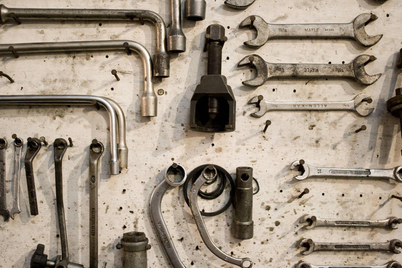 无人,横图,室内,特写,金属制品,许多,吊挂,悬挂,金属,钉子,工具,墙,很多,挂,工人,工业,摄影,多样,顺序,员工,彩图,机械工人,匠人,劳动者,体力工