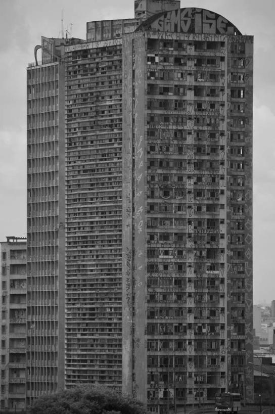 无人,竖图,黑白,室外,白天,城市,建筑,摩天大楼,废弃,云,一个,天空,办公大楼,摄影,单个,报废,废物,丢弃,放弃,抛弃,摈弃,屏弃,摈斥,摒除,发展中国家