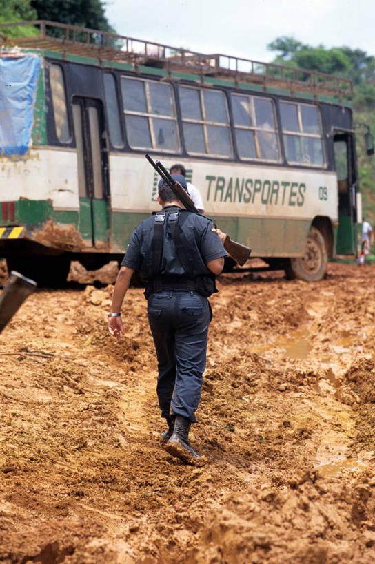 成年人,两个人,竖图,室外,白天,制服,安全,鞋子,巴西,士兵,枪支,文字,巴士,拿着,树,背面,天空,自然,猎枪,南美,运输,摄影,英文字母,保护,环境,军服,仪仗队,万里无云,大写字母,男人,男性,步行,彩图,旅行