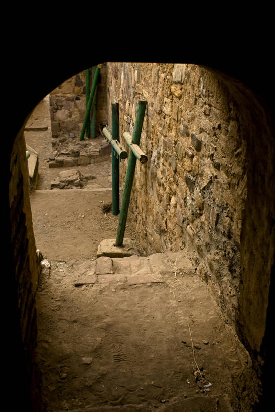 无人,教堂,站,竖图,室外,白天,门,墨西哥,节日,木制,标志,十字架,数字,文字,字符,大门,庭院,拱门,围墙,门口,历史,文化,标识,石墙,台阶,绿色,祈祷,健康,安静,许愿,摄影,宗教,阿拉伯数字,信仰,纪念,祈求,基督教,宗教建筑,天主教,宗教用品,灵性,圣马特奥县,平安,彩图,旅行,传统文化,过去